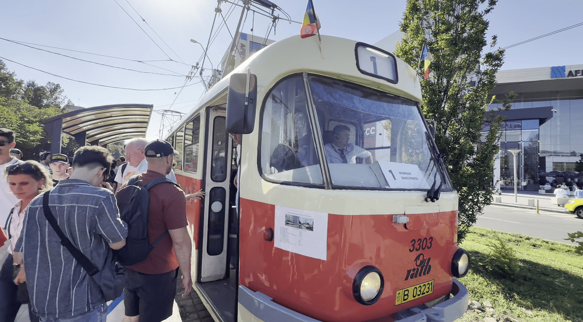 Tramvaiele Tatra, unele dintre cele mai longevive vehicule din transportul public bucureștean, ies definitiv din circulație după 53 de ani