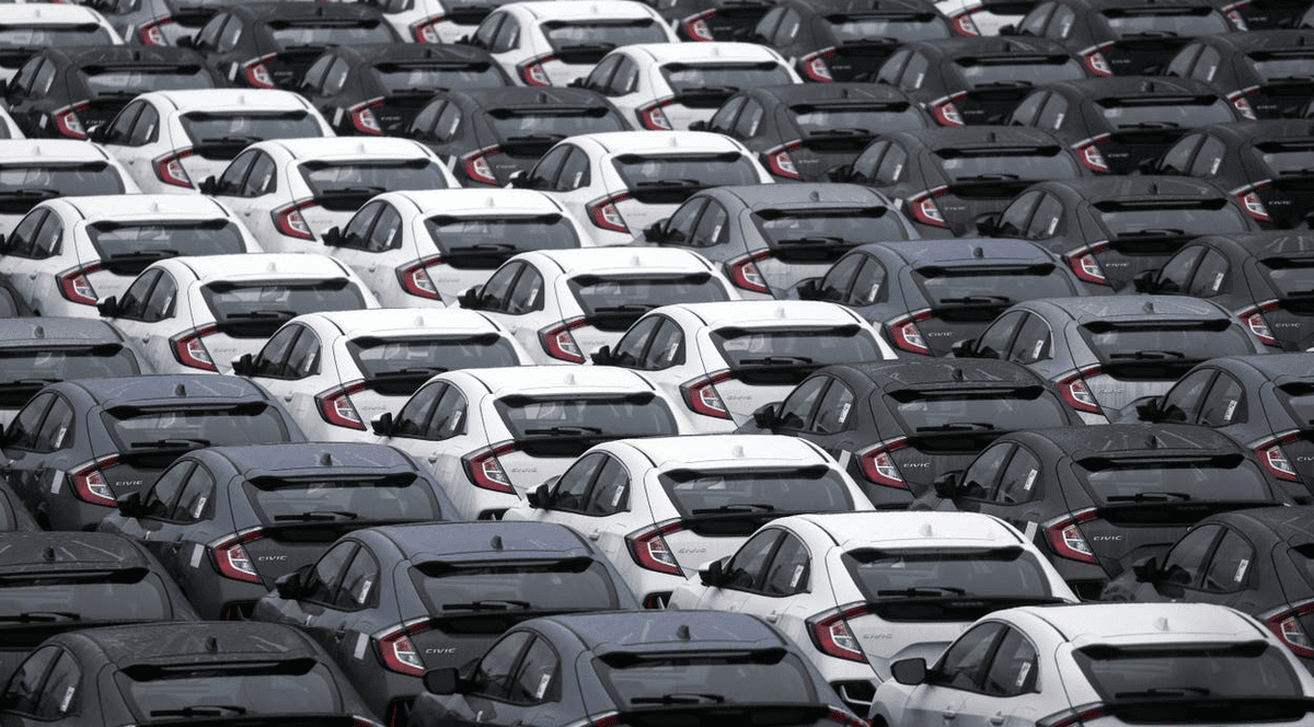 Parc auto plin cu masini parcate identice.
