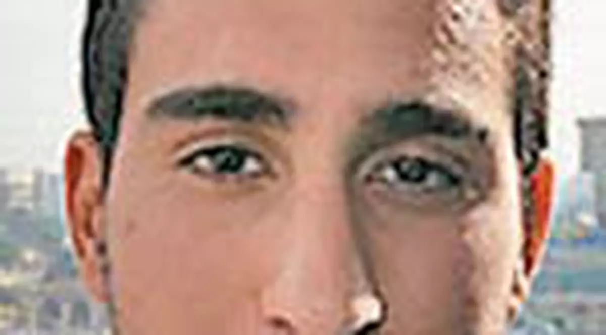 La 16 ani a plecat singur in Irak