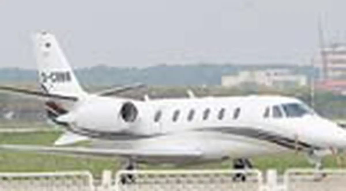 Un roman expulzat si-a taiat venele in avion