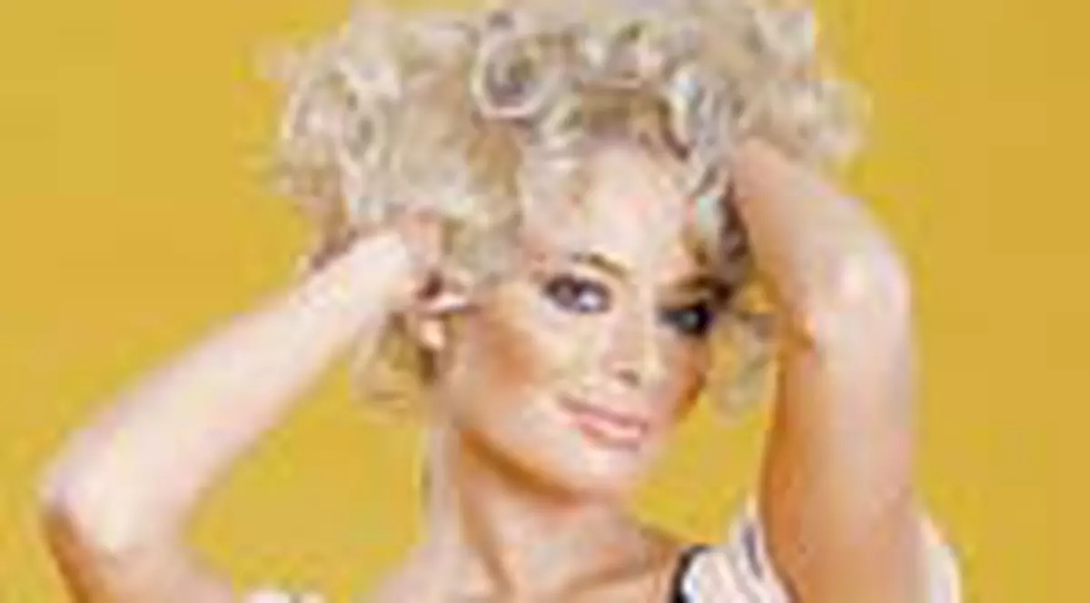 Celebritatea incepe la pagina 5