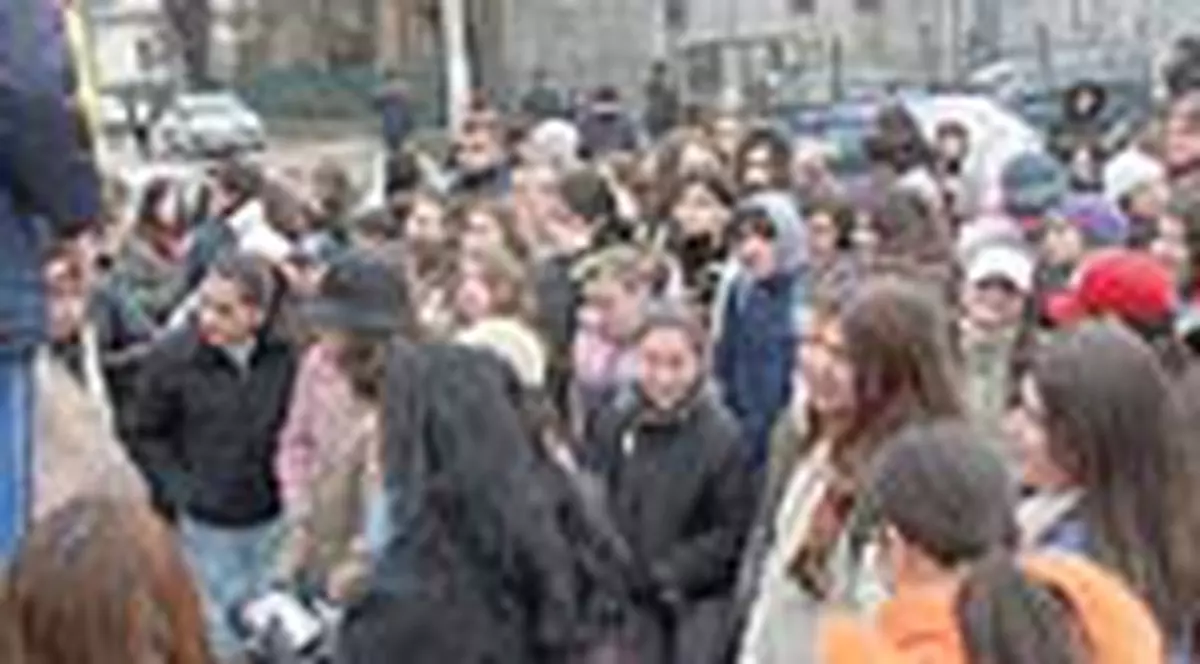 Elevii Scolii Centrale au 'invins' autoritatile