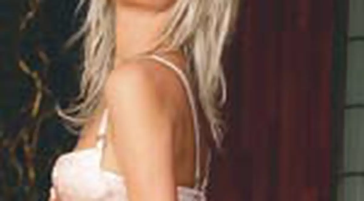 RENUNTA LA BANI CA SA STEA CU IUBITUL