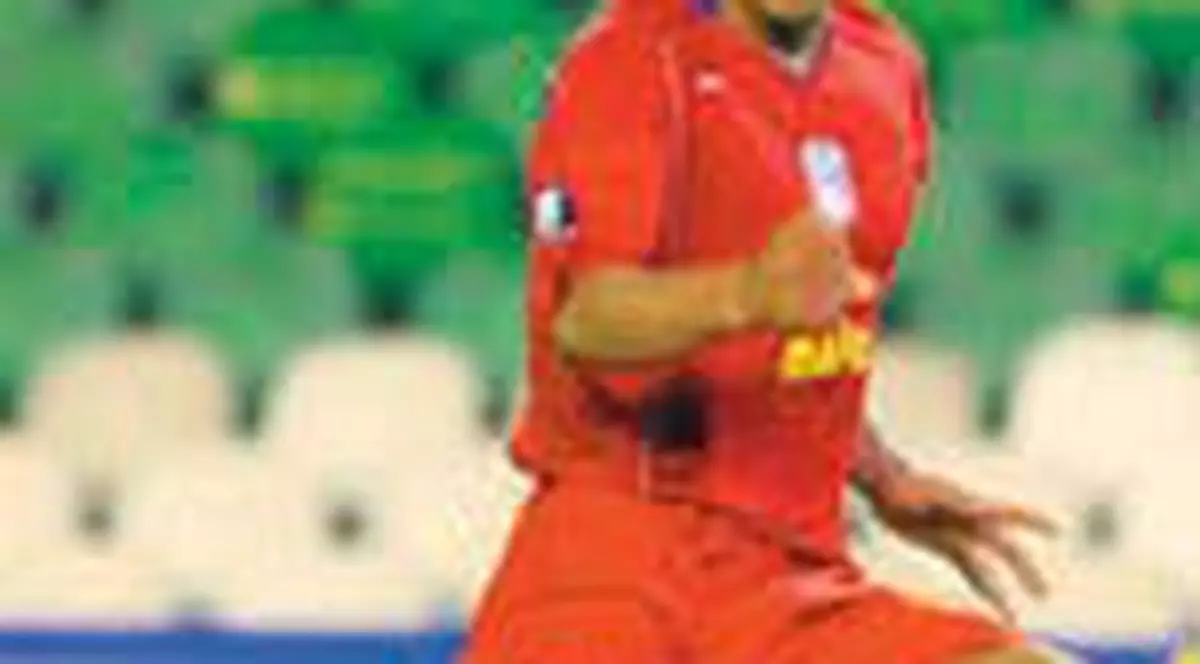 Manca fructe din pomi ca sa-si potoleasca foamea 