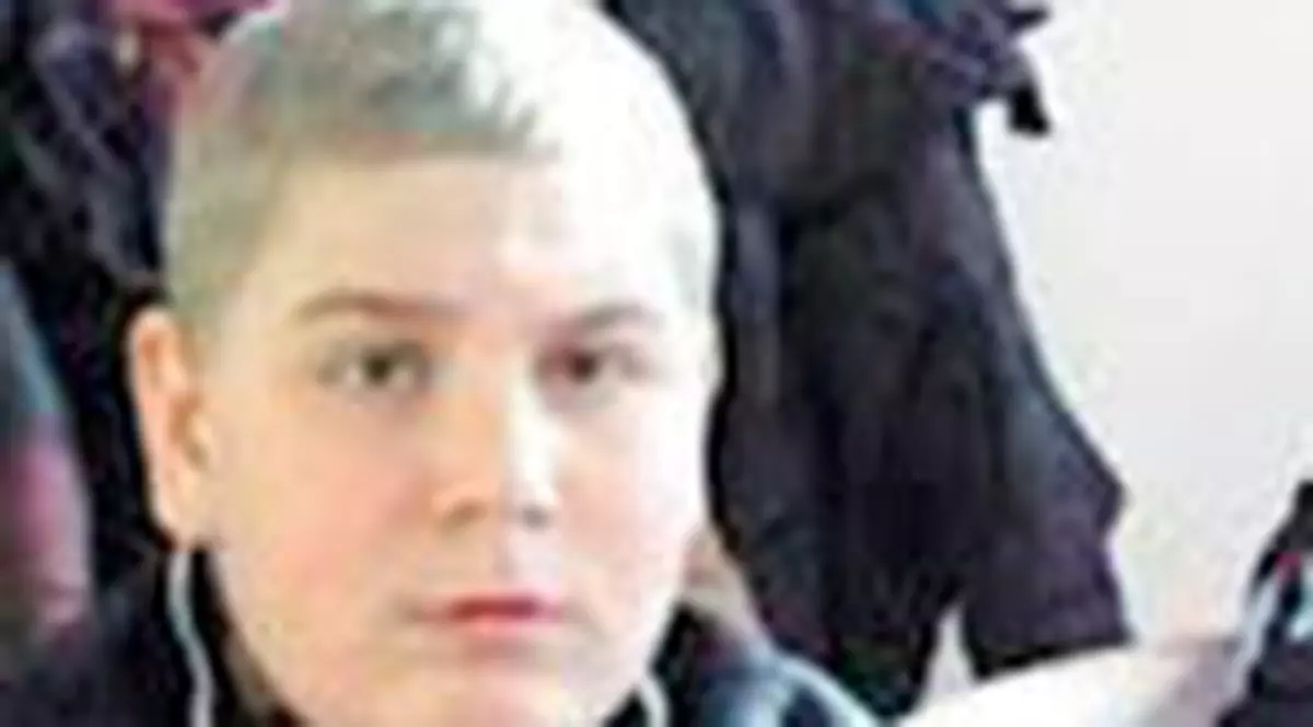 Este dus la scoala intr-un carucior