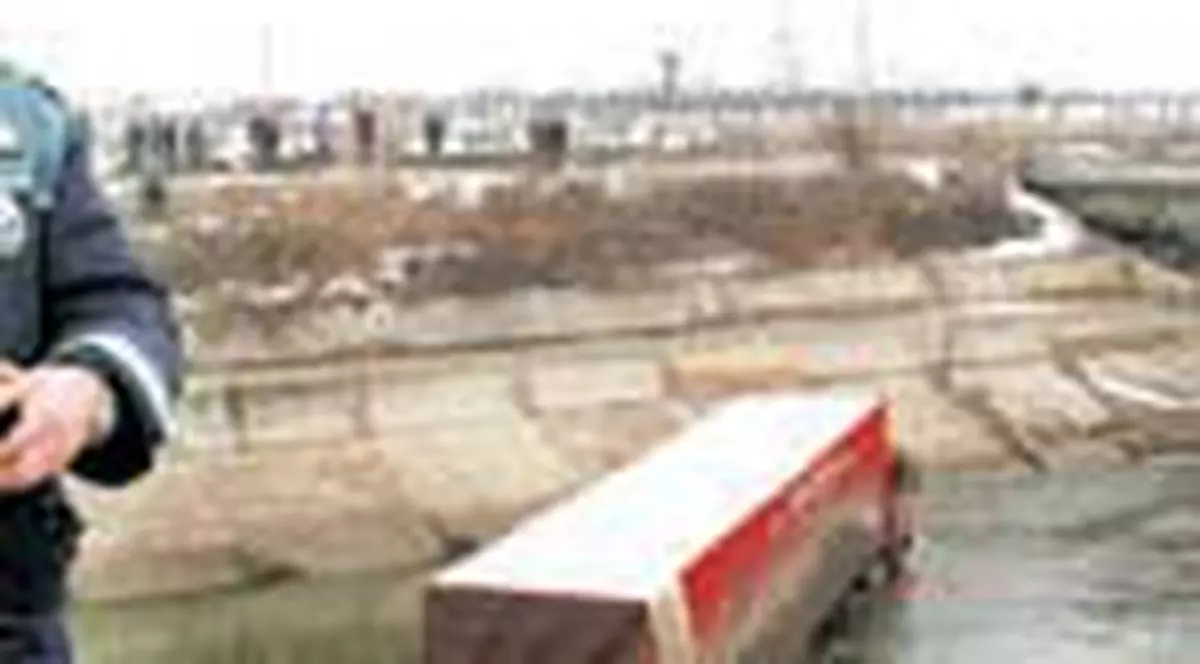 Un tir a plonjat in Dambovita dupa ce a ramas fara frane