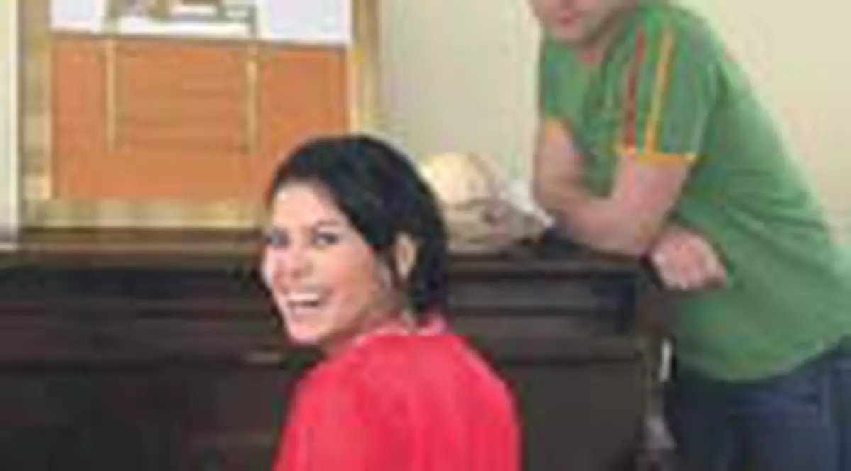 MIKI CANTA LA PIANINA IN BALCON