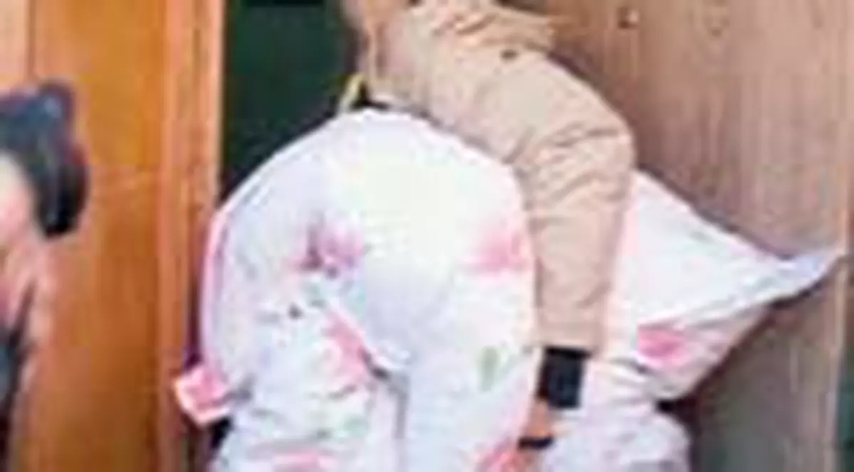 Tender sta cu un politist in celula