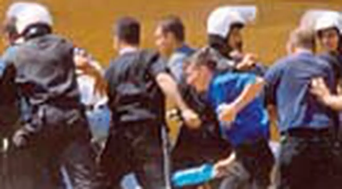 Jandarmii si caii lor, scut in fata golanilor de pe stadion