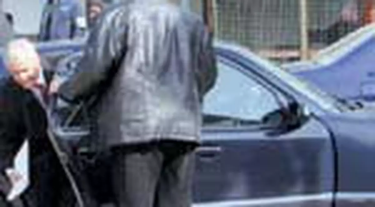 Deputatii se cearta pe birouri si masini