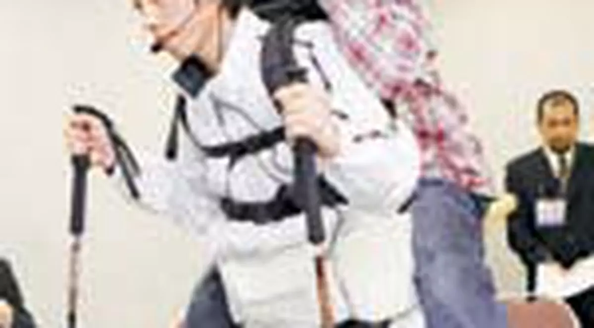 Purtati in spate de 'omul-robot'