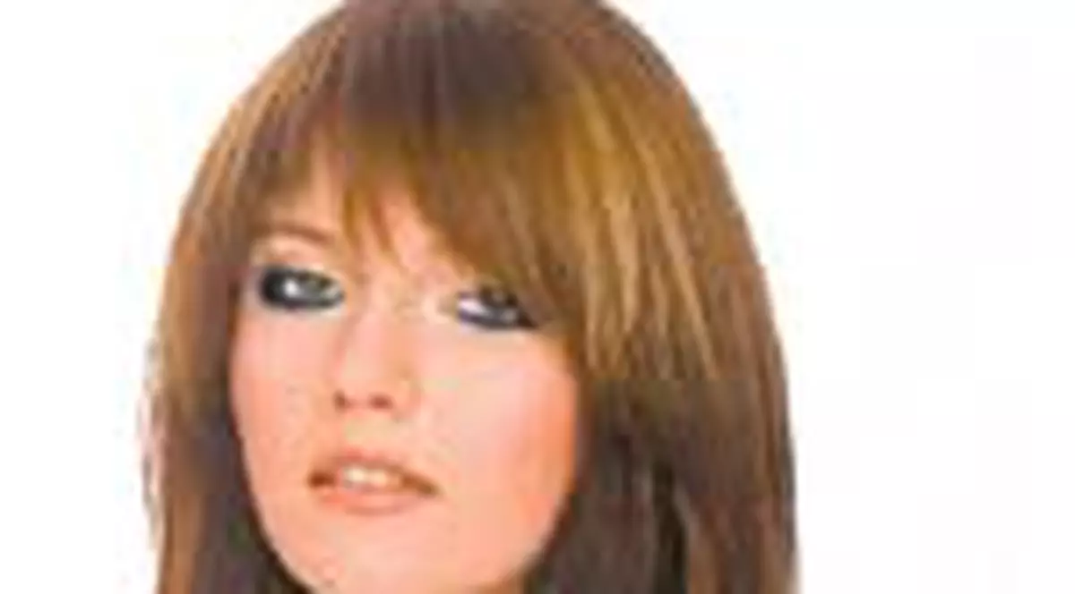 Alexandra Ungureanu are probleme cu cercelul din nas