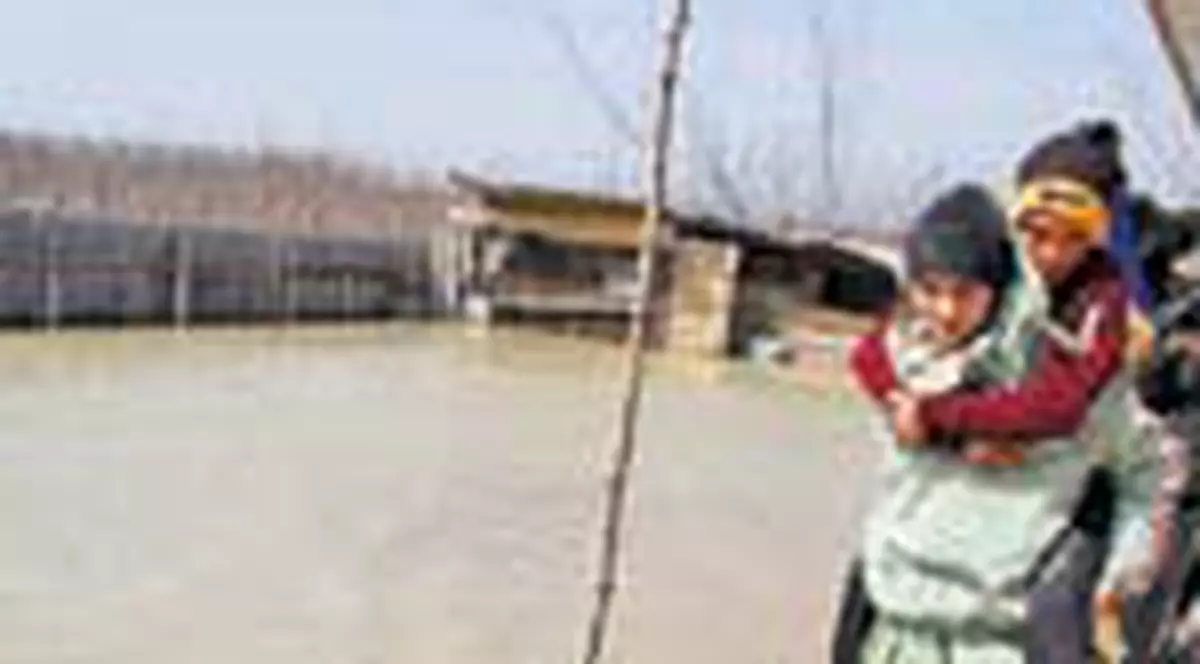 Dunarea 'a dat' pe-afara