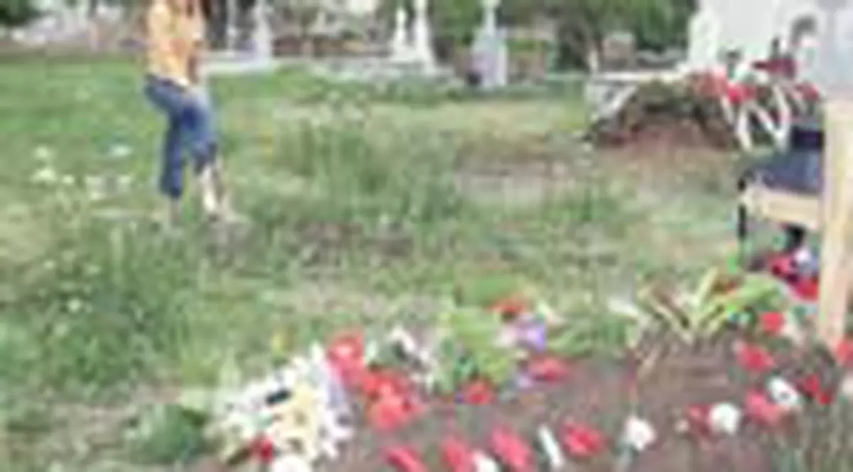 Doua morminte pentru Carcotasi