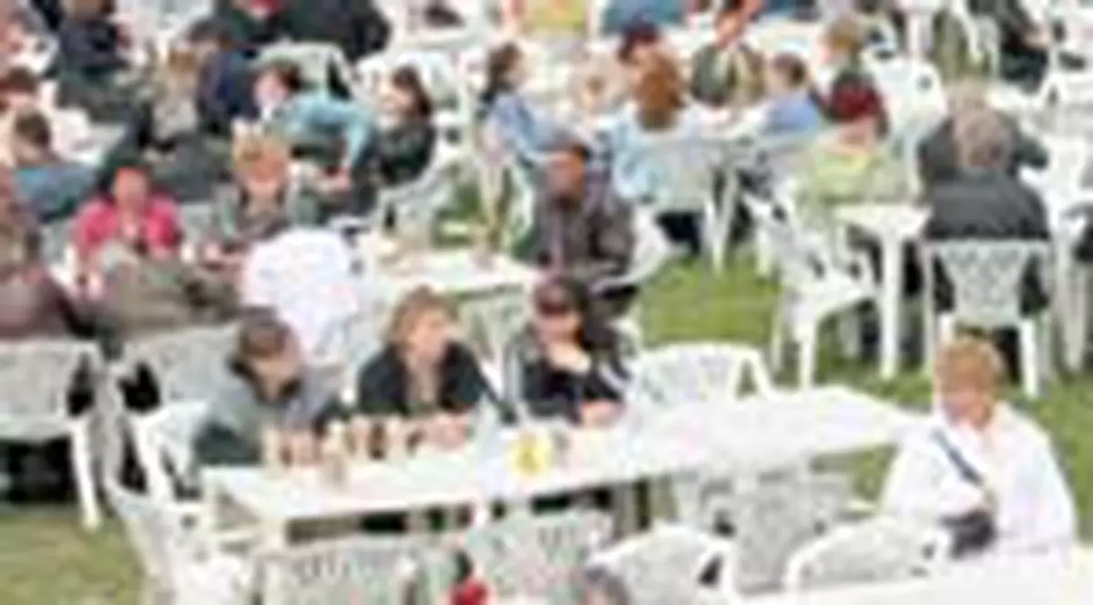 1 Mai cu dans, mici si bere pe cartela