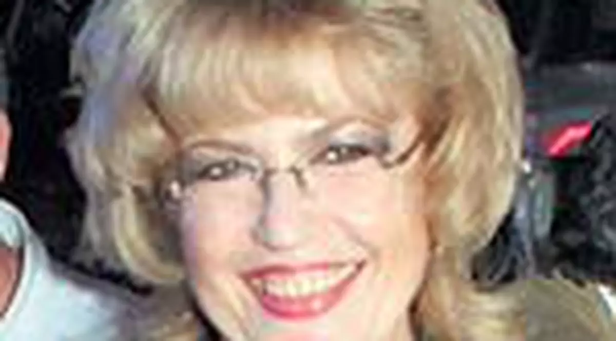 Corina Chiriac da autografe pe tricou