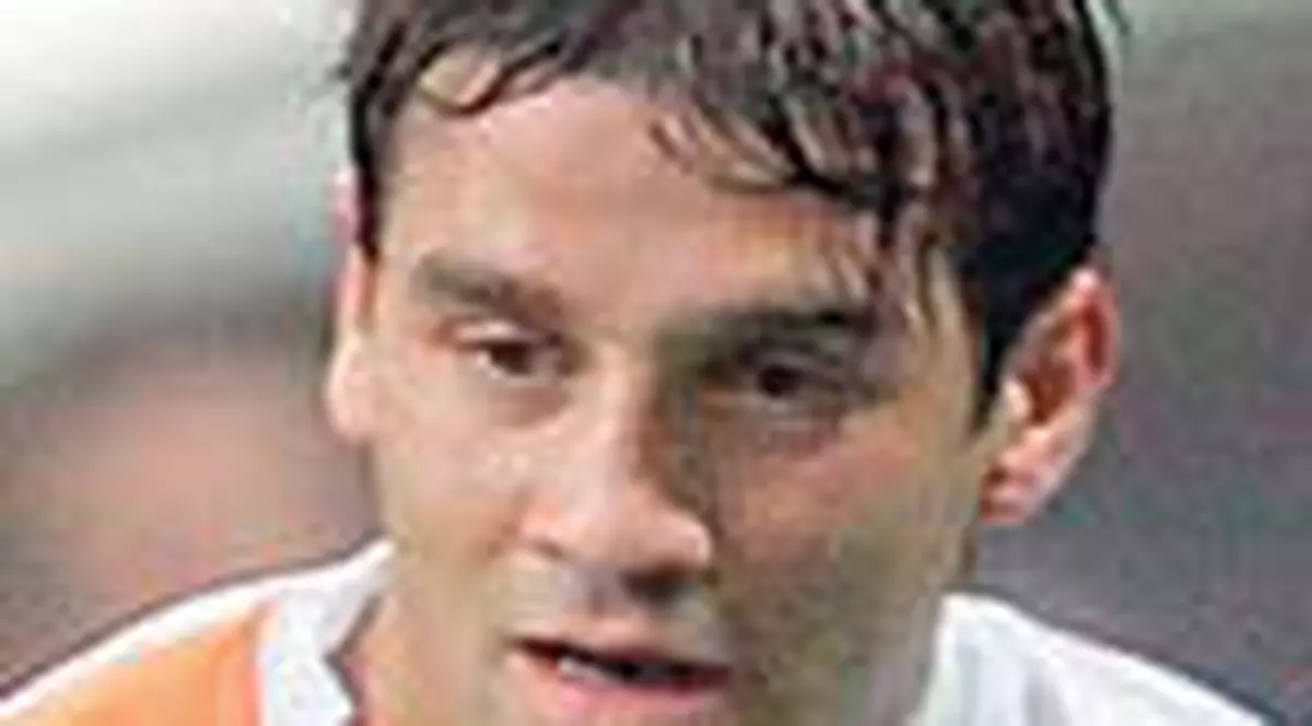 Barcelona trage iar de Chivu 