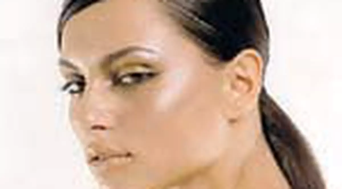 Catrinel Menghia, contract de sute de mii de dolari