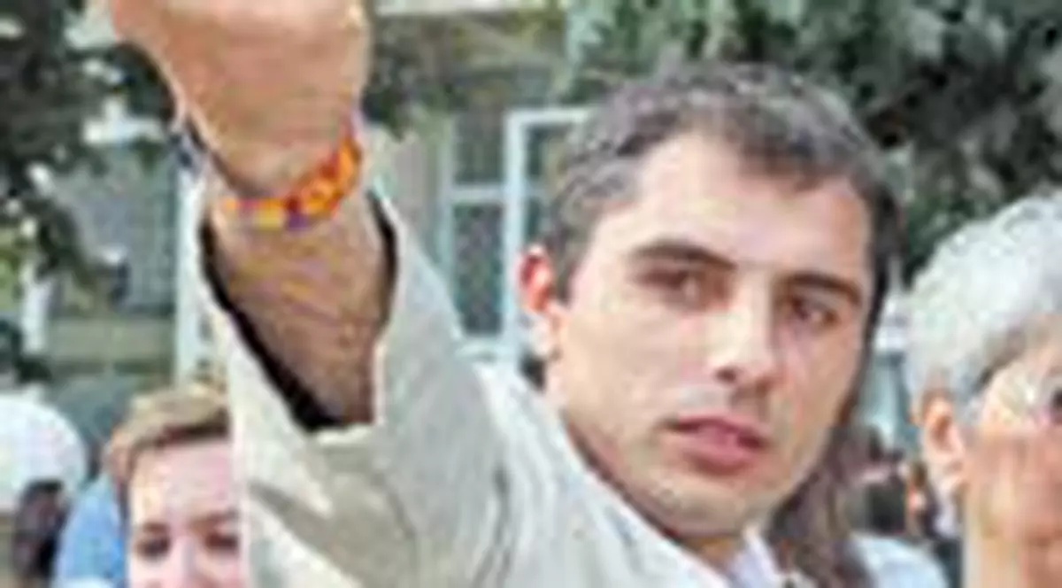 Parada gay, atacata cu petarde si oua