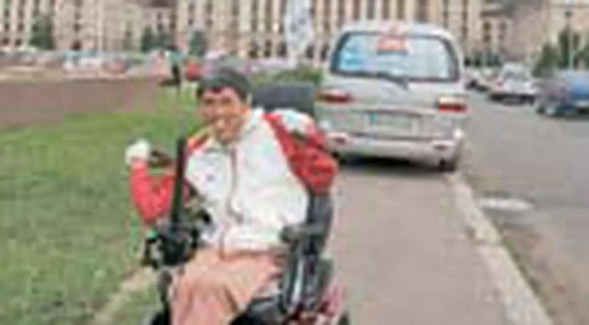 Sud-coreean pe scaun cu rotile prin Romania