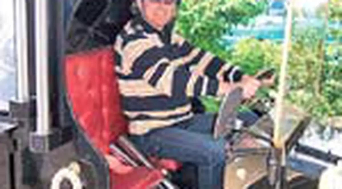 DUCU BERTZI A SERVIT BERE DINTR-O MASINA DE EPOCA