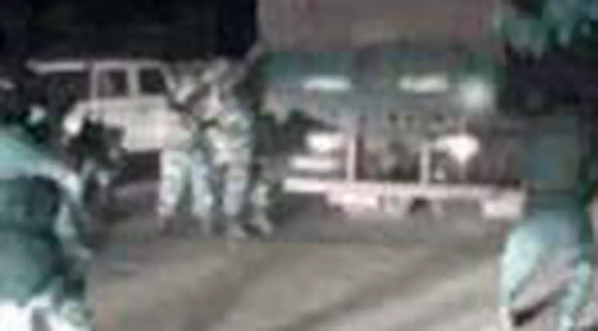 Benzinari opriti cu focuri de arma