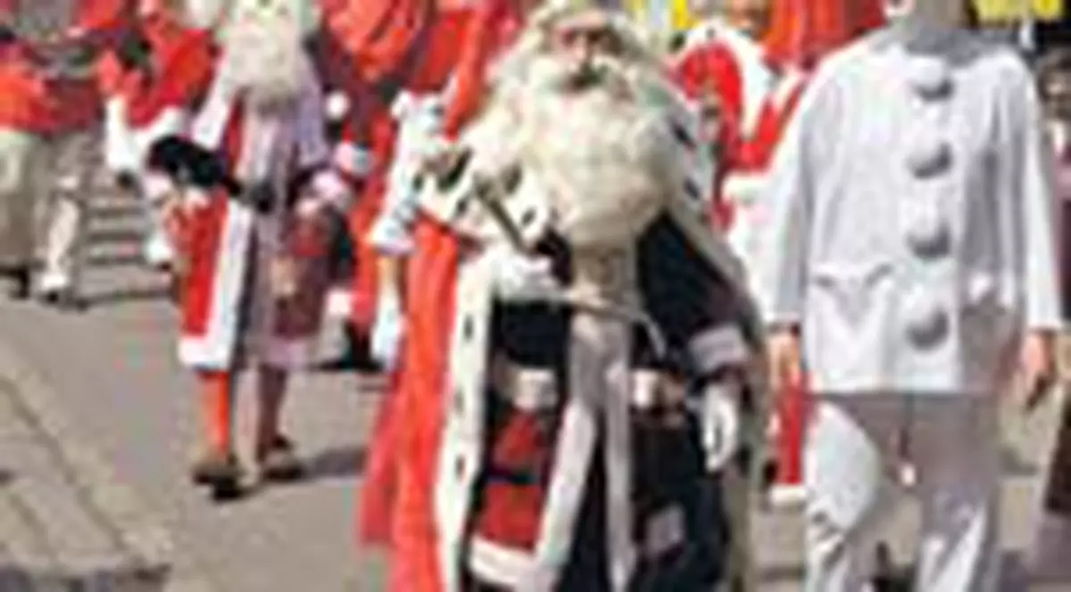 Mos Craciun, la sfat in plina vara