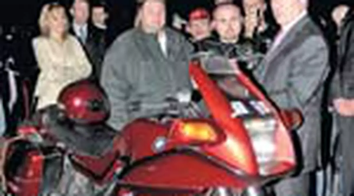 Premierul si-a rupt piciorul in accident de motocicleta