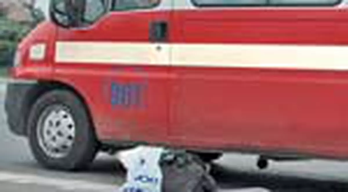 Soferul ambulantei a accidentat mortal un om si a dat bir cu fugitii