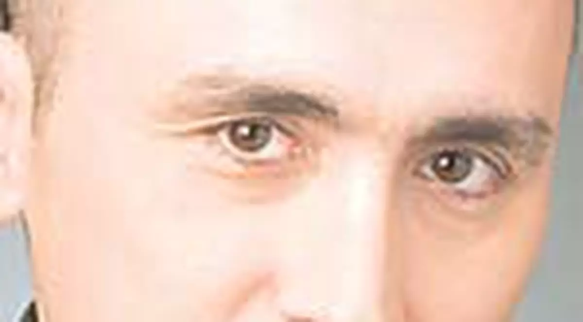 Marcel Pavel isi prepara singur salata de ton