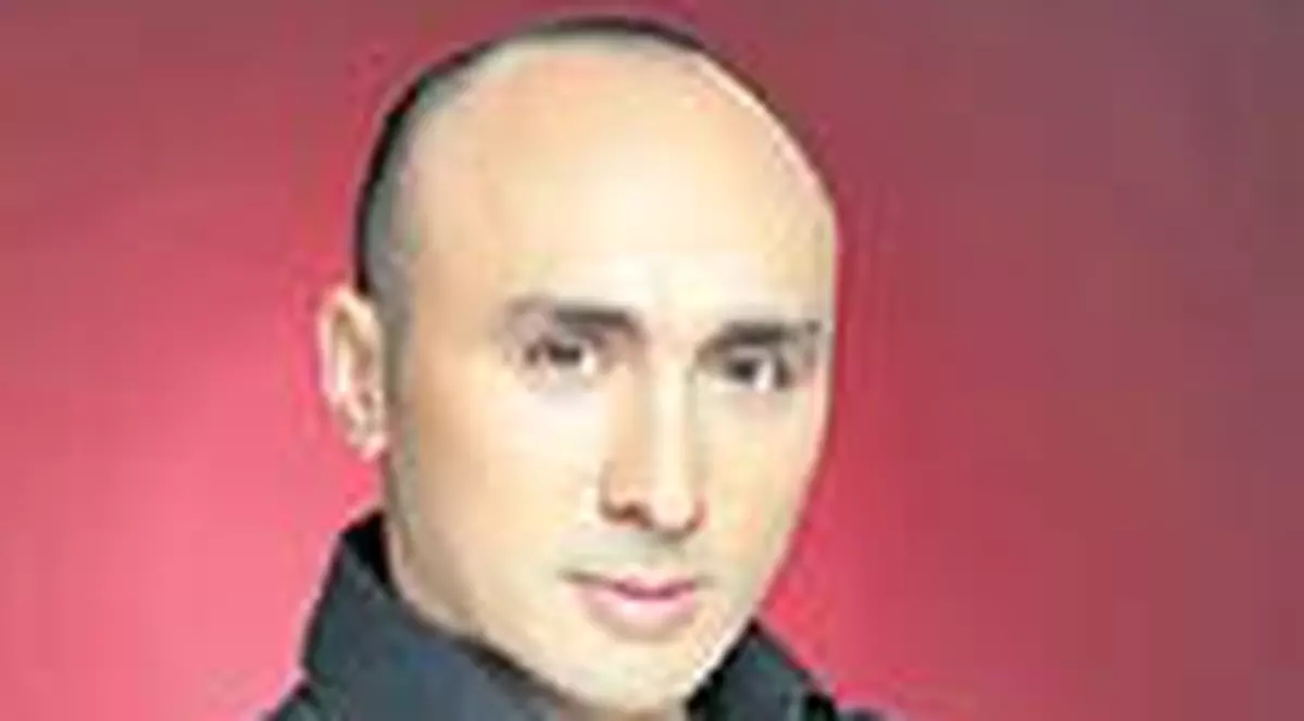 Marcel Pavel canta imnul UTA