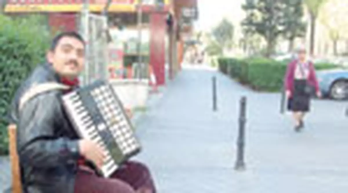 'Fac vreo 30 de euro pe zi cu acordeonul'