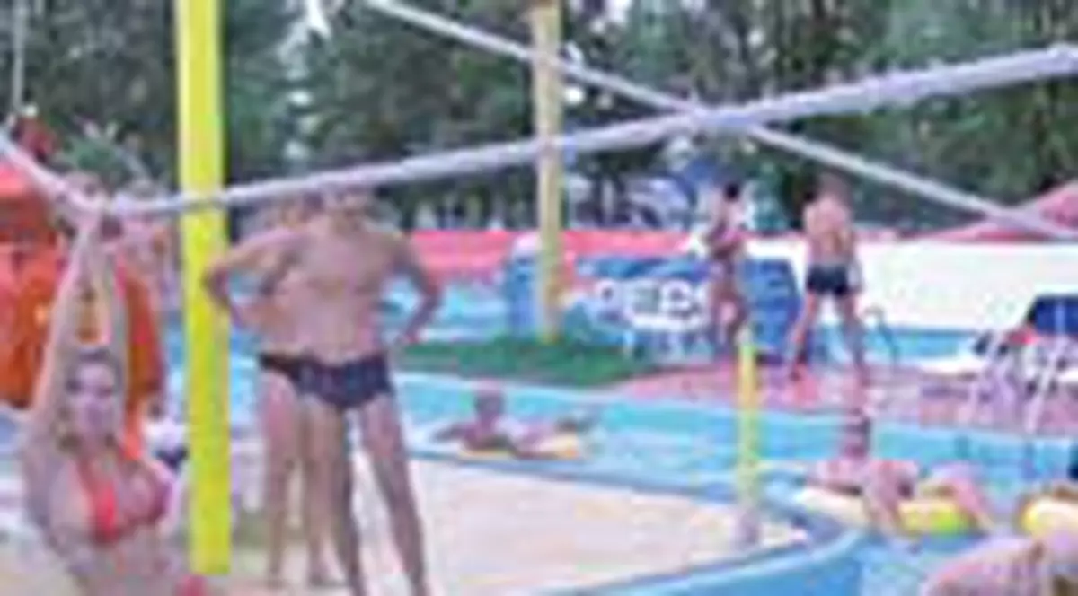 LAURA ANDRESAN s-a relaxat la Aqua Magic din Mamaia 