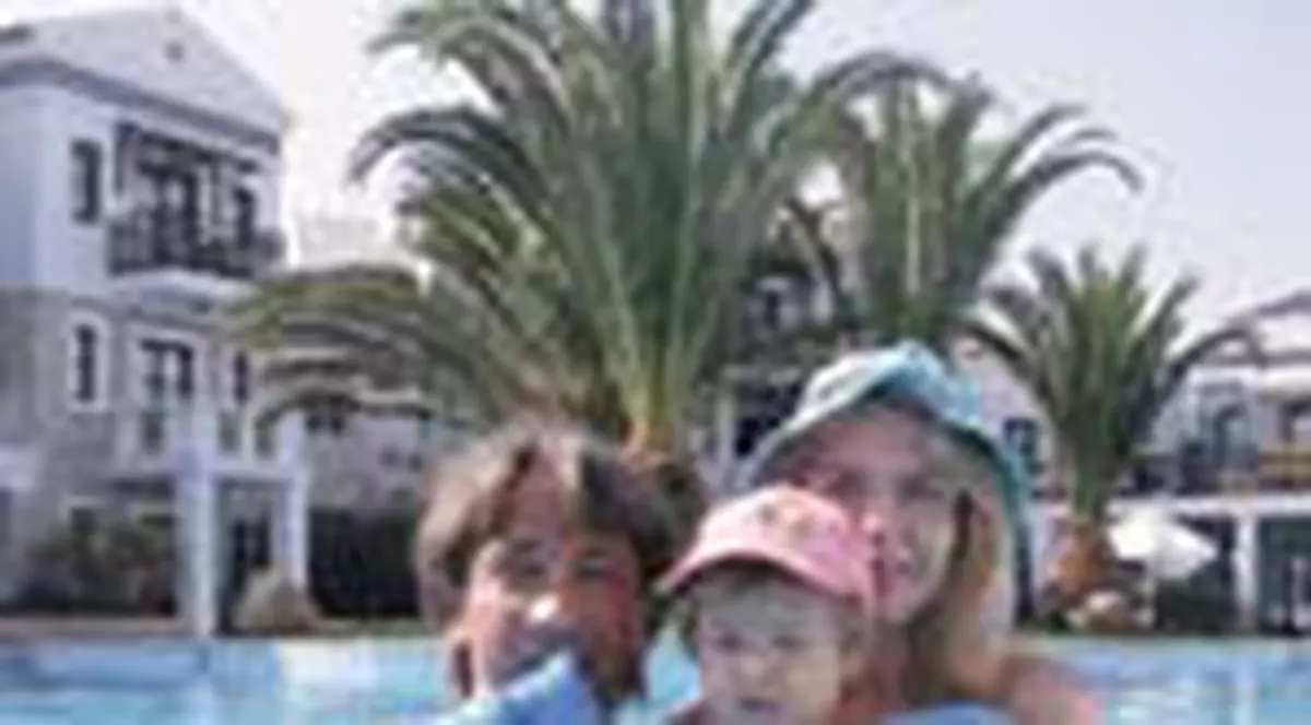 RALUCA MOIANU SI-A DUS FETITA IN CRETA