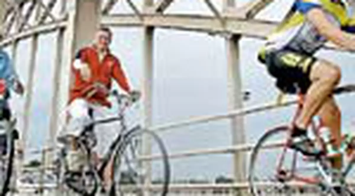 Biciclistii cu casca risca mai multe accidente