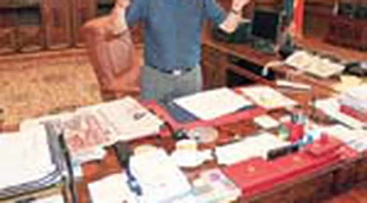 Sefii Parlamentului au dat bir cu fugitii