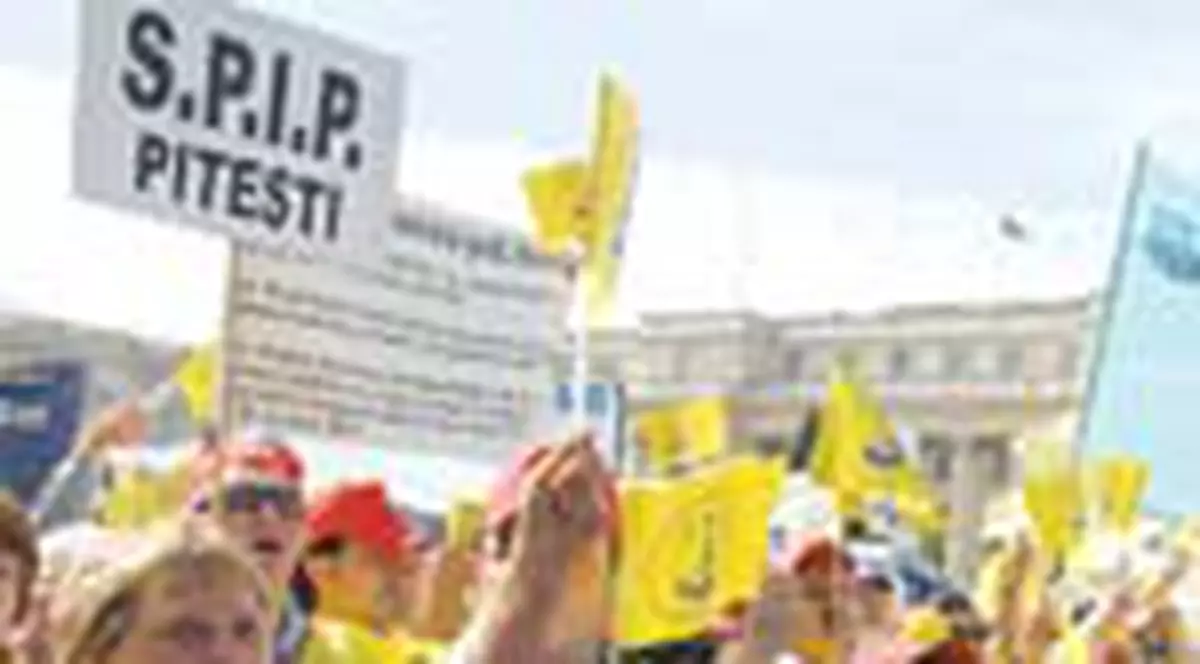 8.000 de dascali au huiduit, ieri, Guvernul