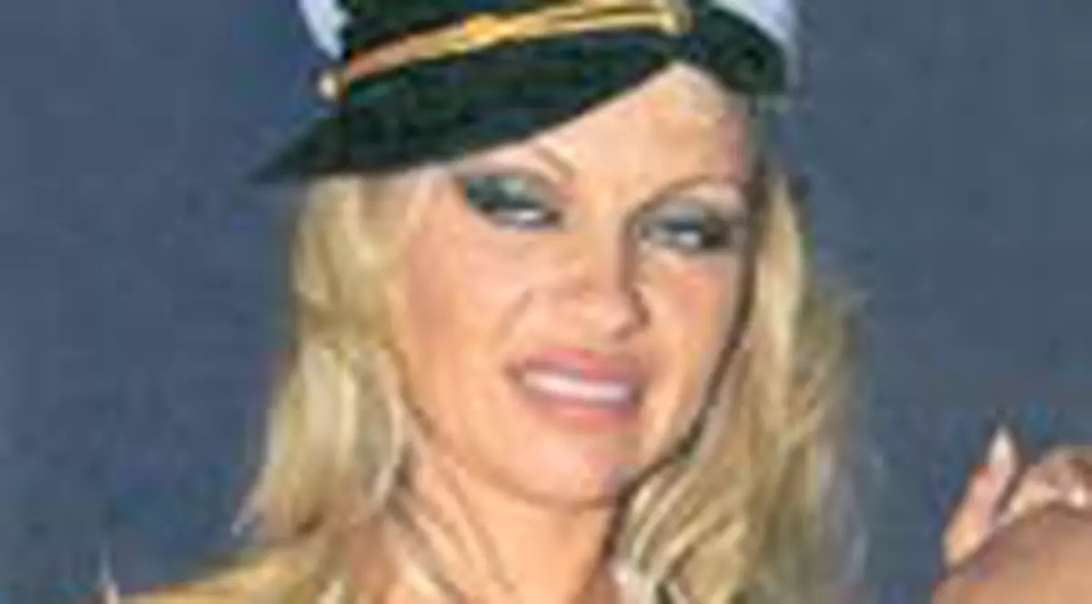 Pamela, beata turta la propria nunta!