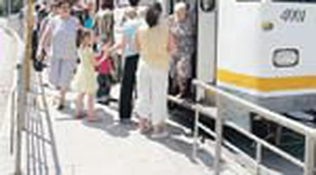 Batea femeile cu lantul in tramvai