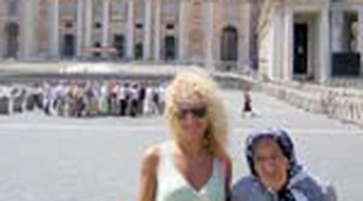 ANAMARIA SI-A DUS BUNICA DE 80 DE ANI LA ROMA