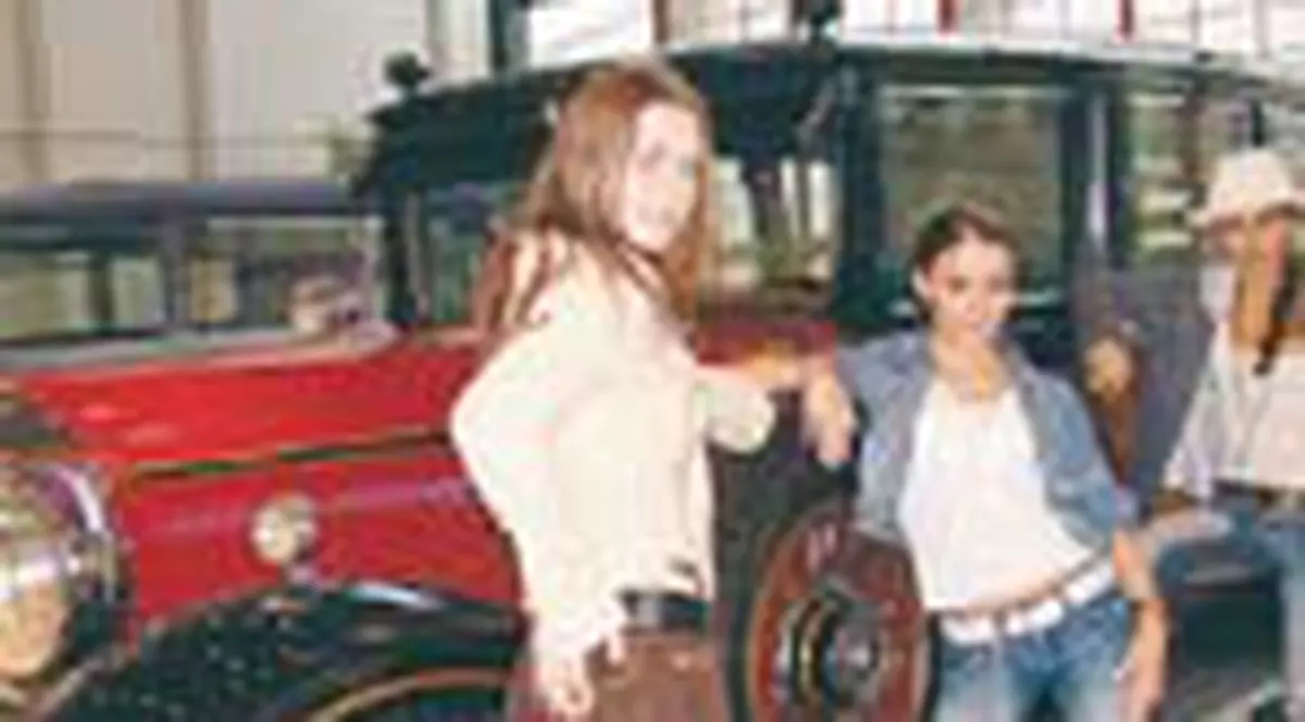 Trupa Etnic, 'ratacita' cateva ore in Muzeul Mercedes de la Stuttgart