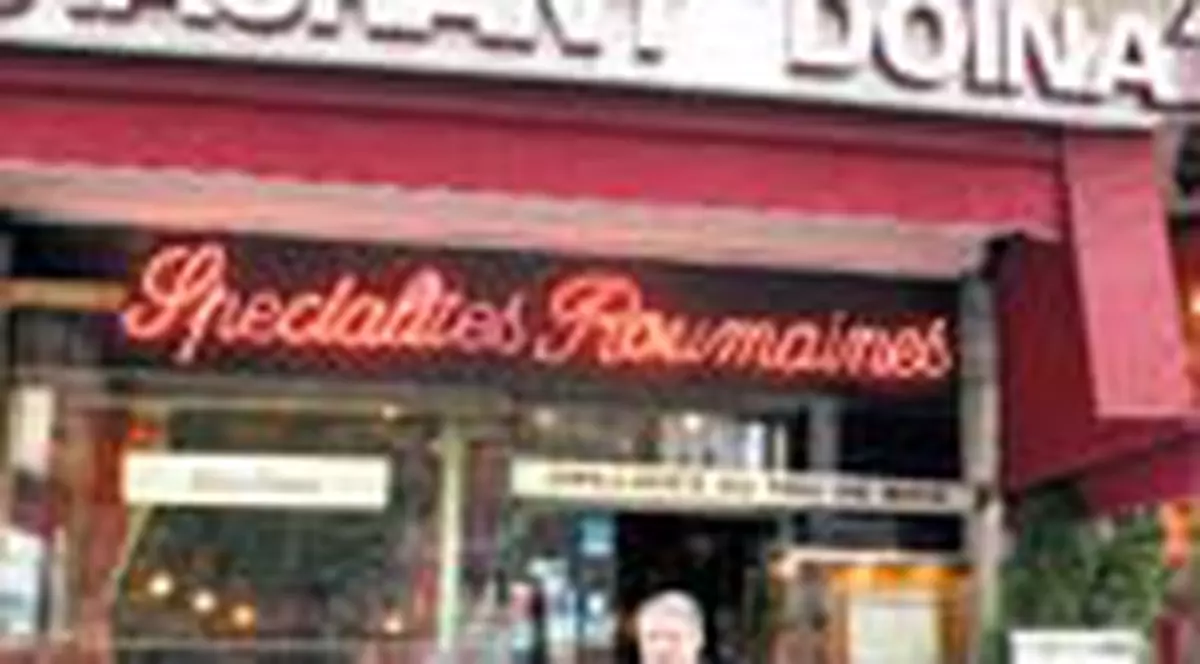 Serveste mititei in inima Parisului