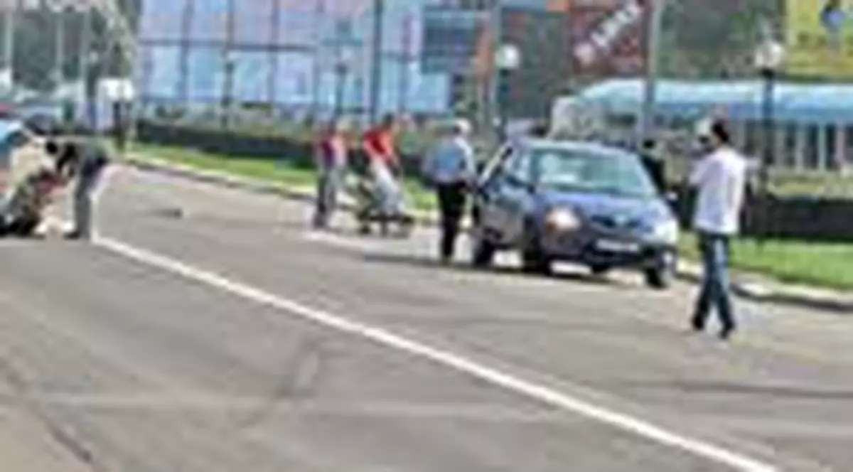 Un autoturism din  coloana oficiala a izbit o  tanara