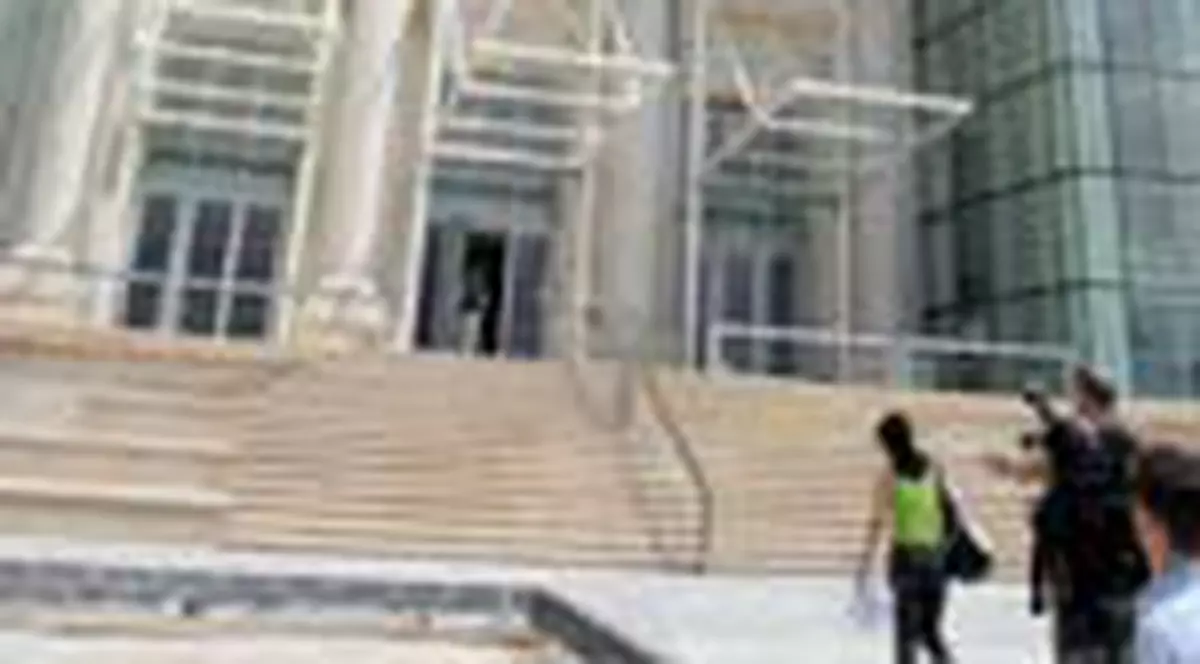 Persoanele cu handicap nu pot intra la Parlament