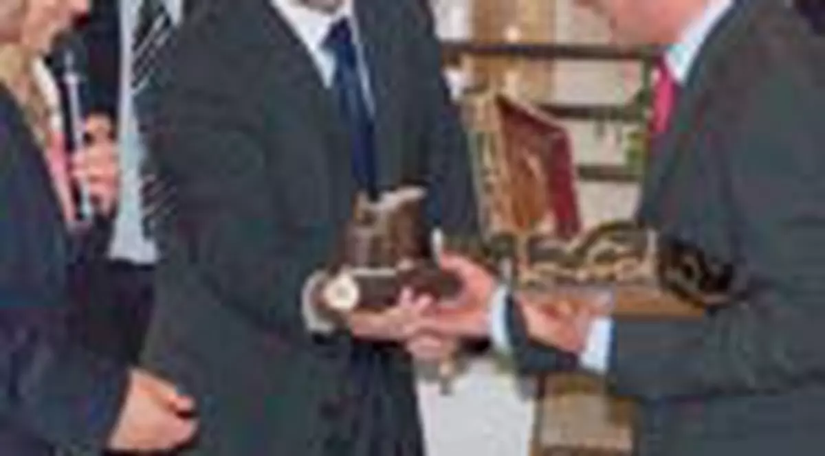 Pahare pentru Basescu si motocicleta lui Tariceanu