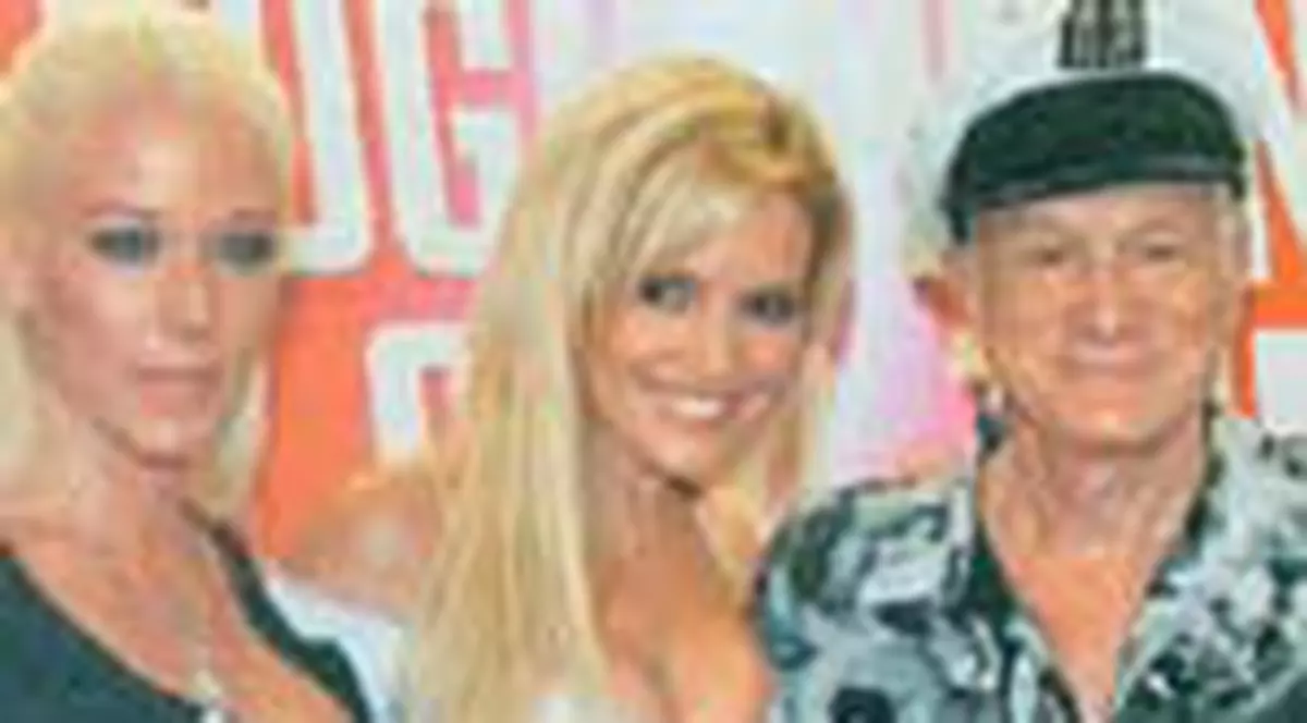 Patronul Playboy Hugh Hefner isi lasa o parte din avere blondelor cu care locuieste