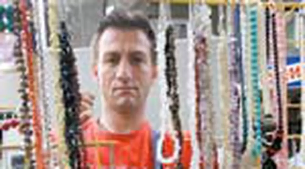 Catalin traieste din insirat margele