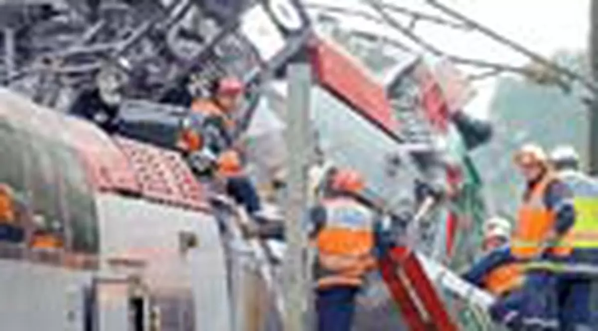 Cel putin 12 morti intr-un grav accident feroviar in Franta