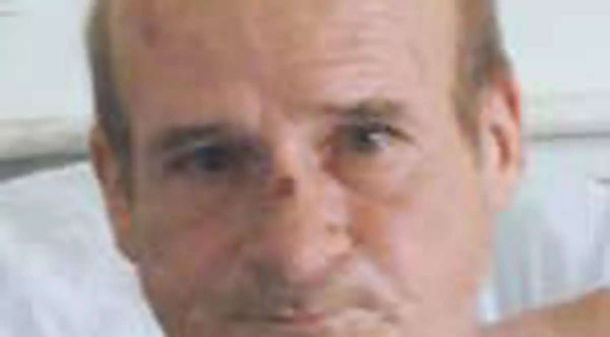 Nu are bani sa-si puna testicule din silicon