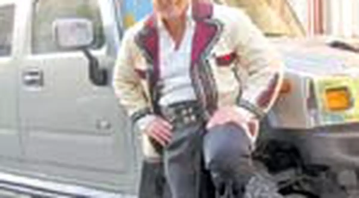 Ionut Dolanescu isi conduce Hummerul in ie